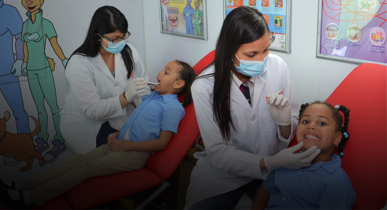 Een gezond stralende glimlach,   mogelijk gemaakt dankzij   de knappe koppen die ons terzijde staan