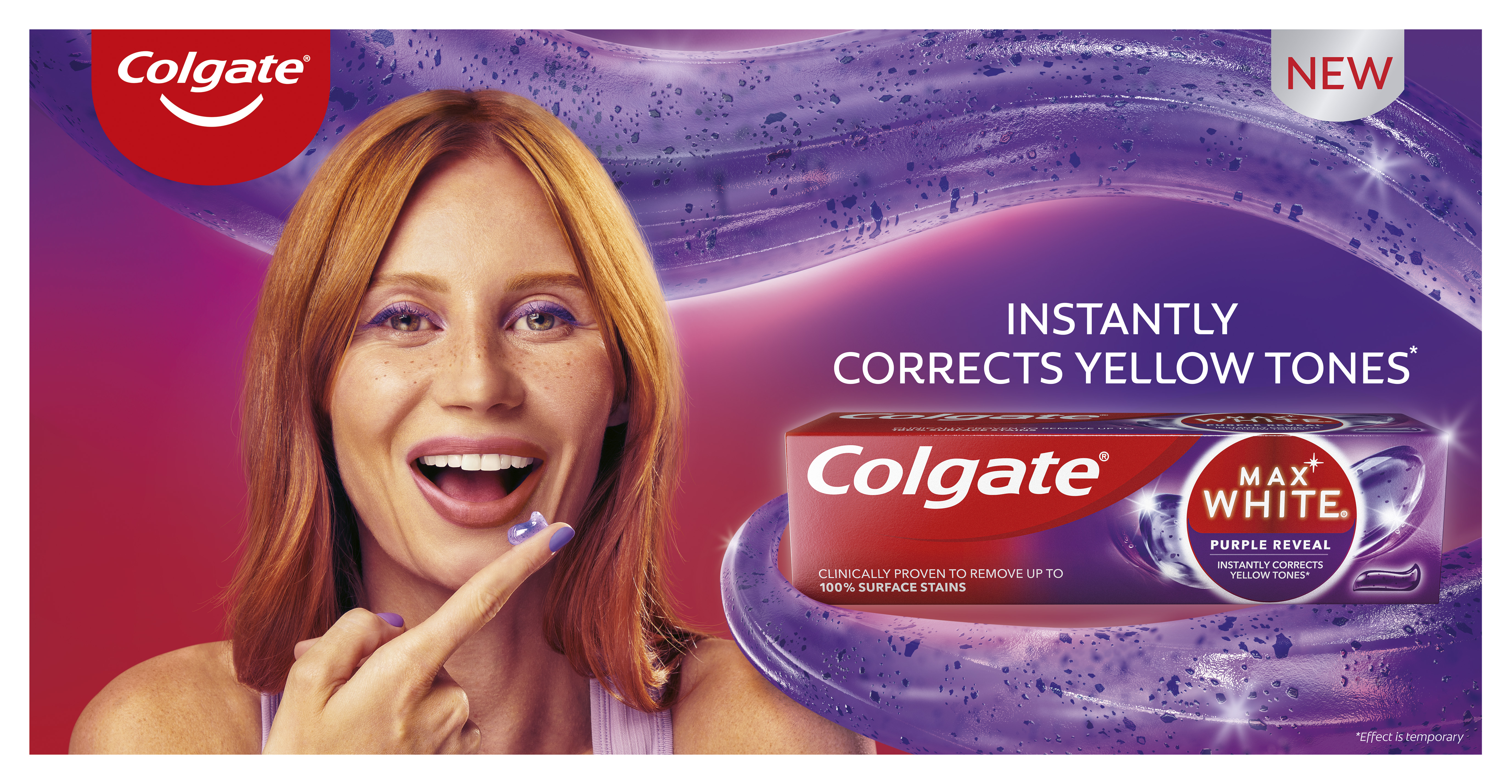 Een jong meisje dat haar tanden poetst met een glimlach voor de spiegel